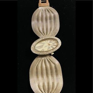 Oval Watch with flexible Band